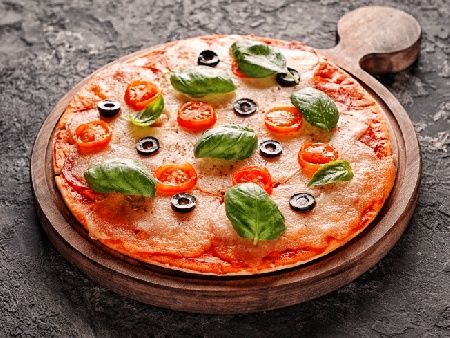 Домашна пица с готово тесто, доматен сос, моцарела, маслини и чери домати на плоча - снимка на рецептата